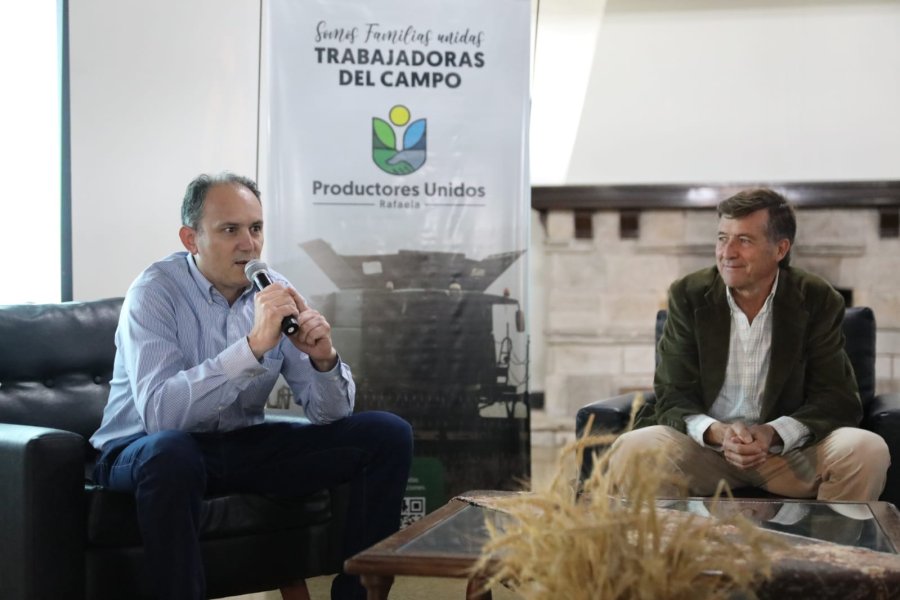 Fernando Belinde, de la Asociaci&oacute;n Productores Unidos de Rafaela, junto a Carlos Becco. (FOTO NICO GRAMAGLIA)