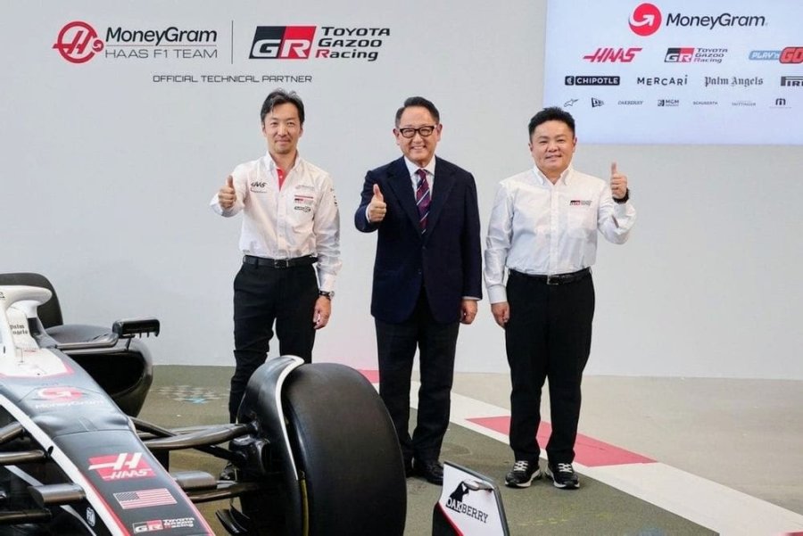 Ayao Komatsu, Akio Toyoda y Tomoya Takahashi en la rueda de prensa.