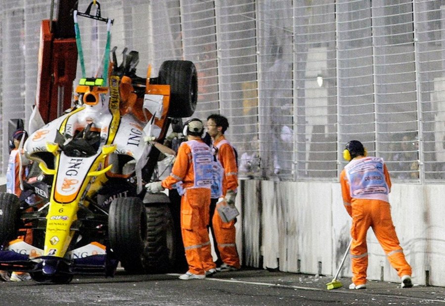 El auto de Nelson Piquet Jr. es retirado por una grúa tras un accidente cargado de sospechas.