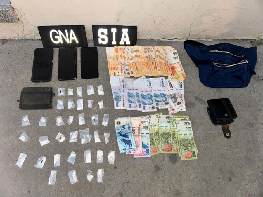 <i>35 dosis de coca&iacute;na, seis bl&iacute;sters de diferentes pastillas, 211.950 pesos y tres celulares fueron hallados por Gendarmer&iacute;a.</i>