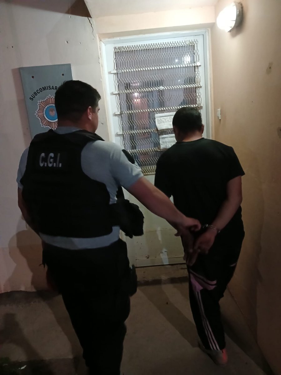 Notó la presencia policial y se dio a la fuga pero termino aprehendido.