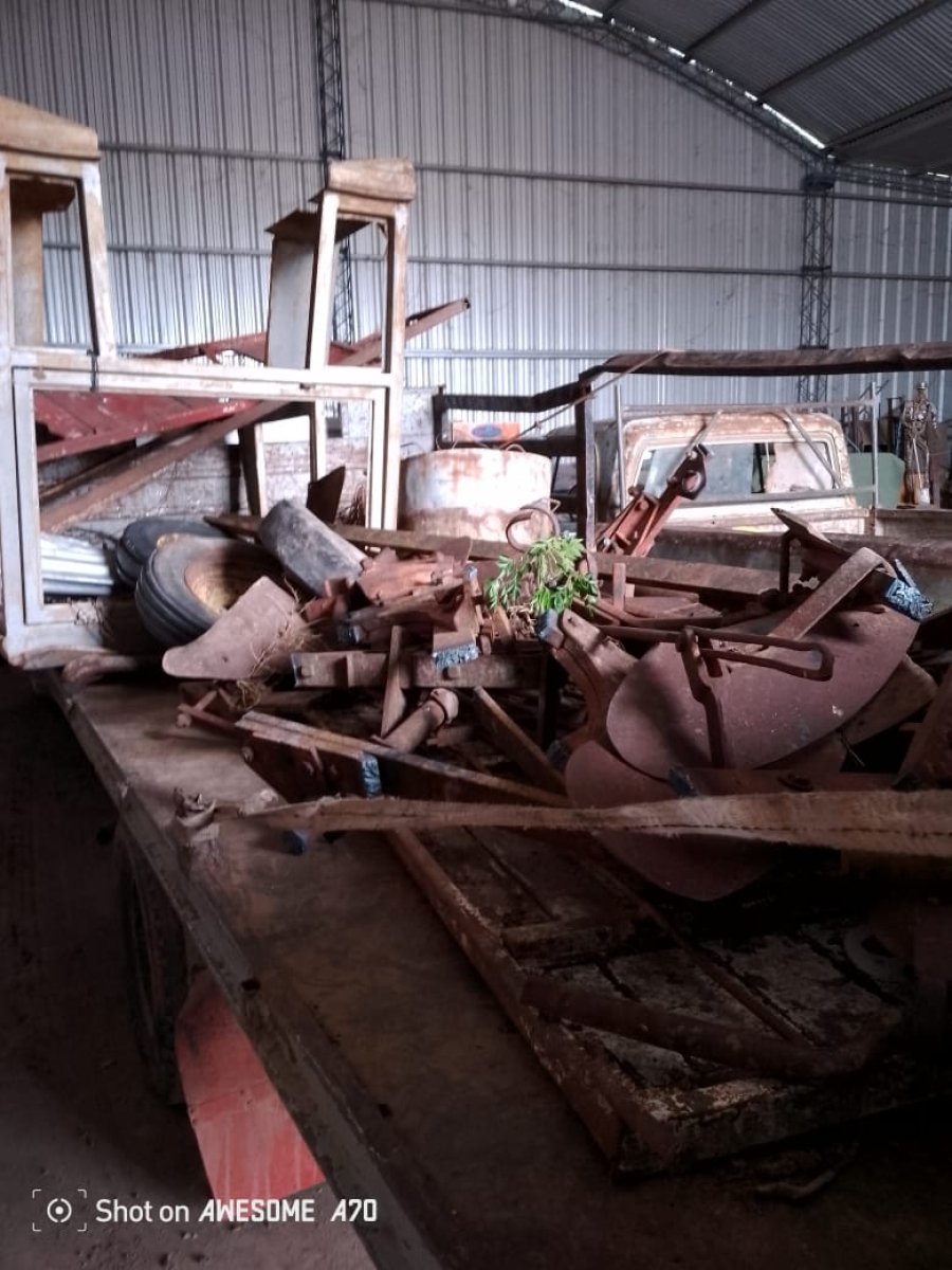 En su interior el camión trasladaba hierro y restos de maquinarias agrícolas, entre otros elementos.