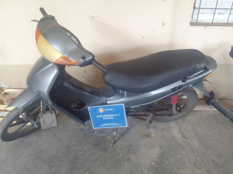 <i>La motocicleta malhabida hallada en intersecci&oacute;n de G. Maggi y Aconcagua.</i>