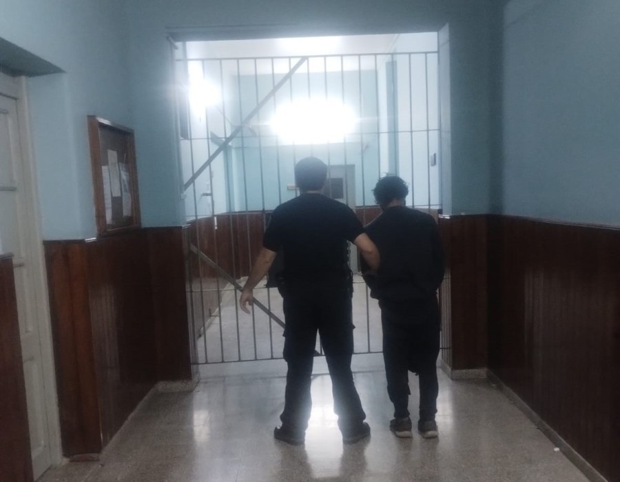 El sujeto fue detenido por personal policial con 11 gaseosas hurtadas.