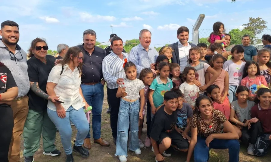 El gobernador Pullaro junto a vecinos de Villa Saralegui. (FOTO SCS)
