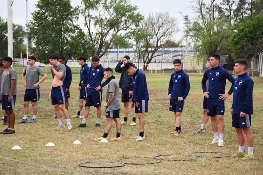 LISTO PARA EL DEBUT. El equipo de Barraza enfrenta a Miramar.