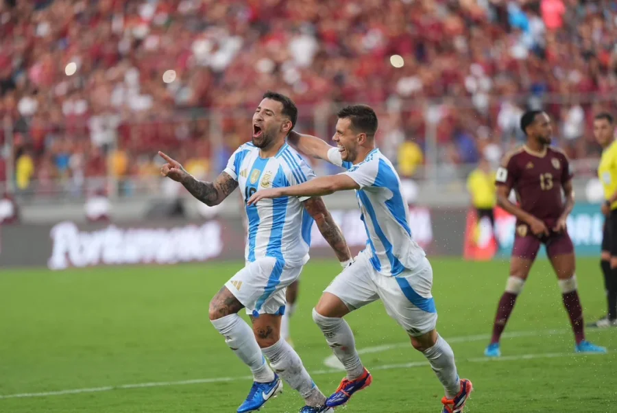 Otamendi celebra su gol ante Venezuela junto a Lo Celso.