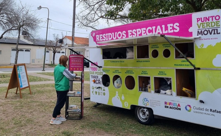 Adem&aacute;s de colaborar en la recepci&oacute;n del material, tambi&eacute;n brindan asesoramiento a quienes se acercan.