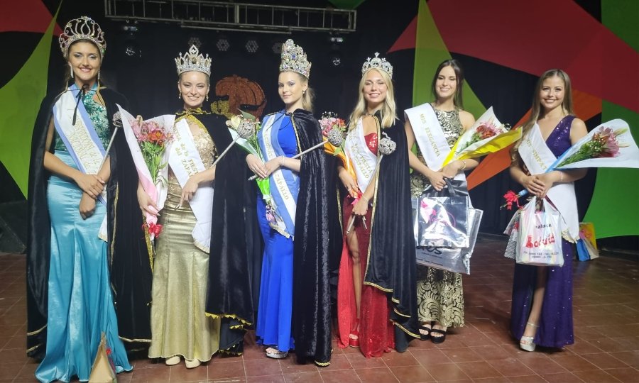 La reina y sus princesas tras la elecci&oacute;n.