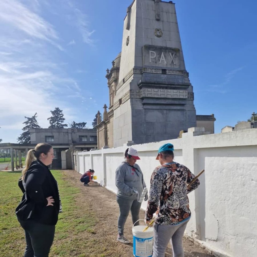 Ver&oacute;nica Jessica Gallo, titular de la Comuna, inspeccionando la obra.
