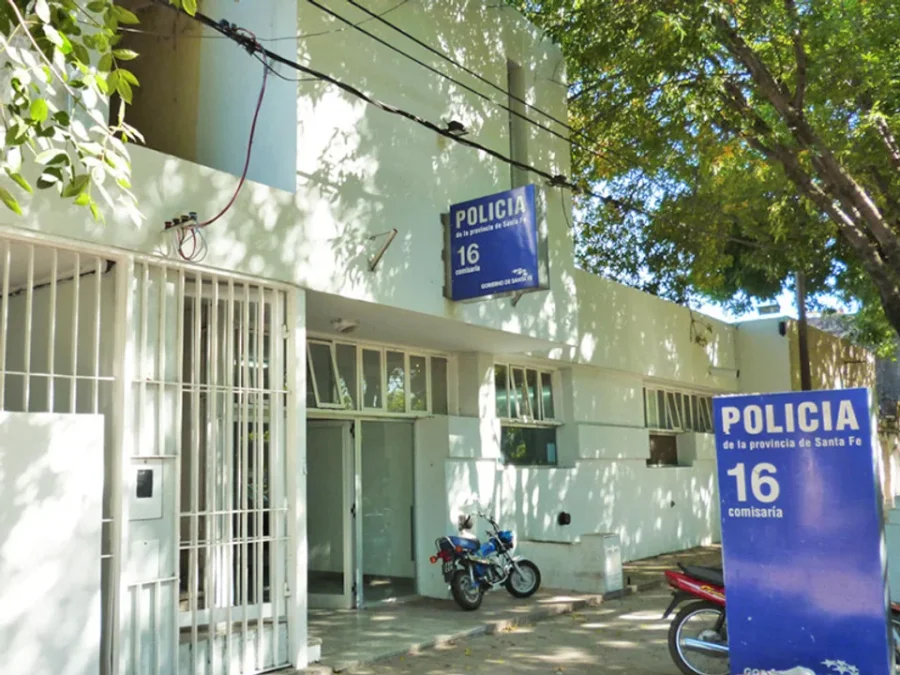 De esta comisaría se escaparon los 16 presos.
