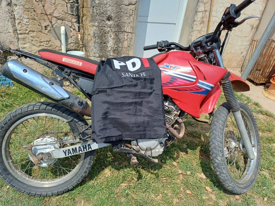 La moto Yamaha robada en San Jorge y recuperada por la PDI en María Susana (Dpto. San Martín)
