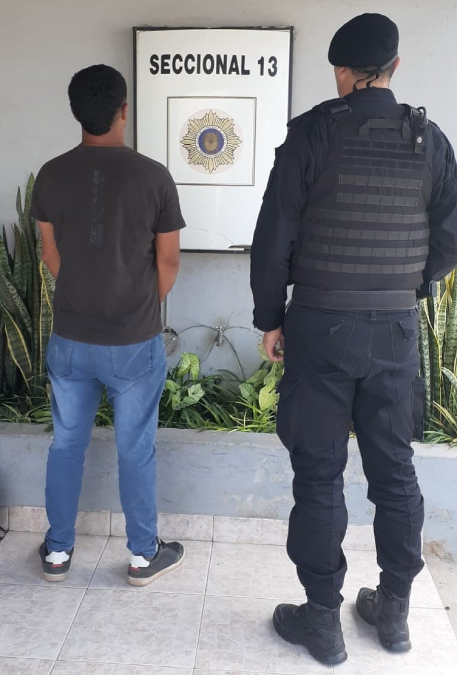 El sujeto que era buscado por la Justicia "descansaba" en la Plaza.