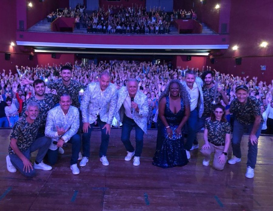 Miguel y el Chino con su equipo, el 23 de abril pasado en el Cine Teatro Belgrano de Rafaela. (FOTO IG MIGUEL Y CHINO EN BANDA)
