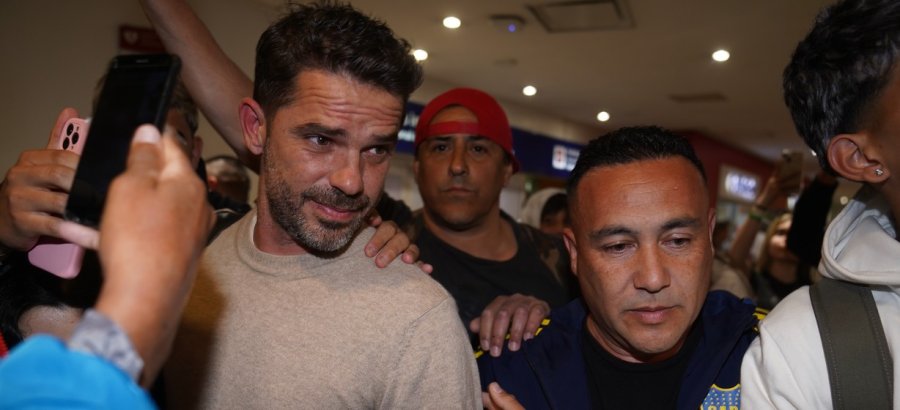 ARRIBO. El DT cuando fue abordado por la prensa.