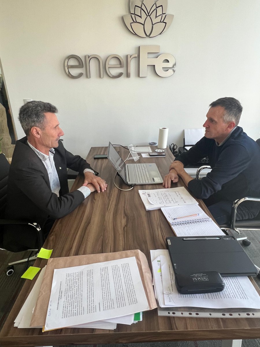 El mandatario tacuralense dialoga con el funcionario provincial.