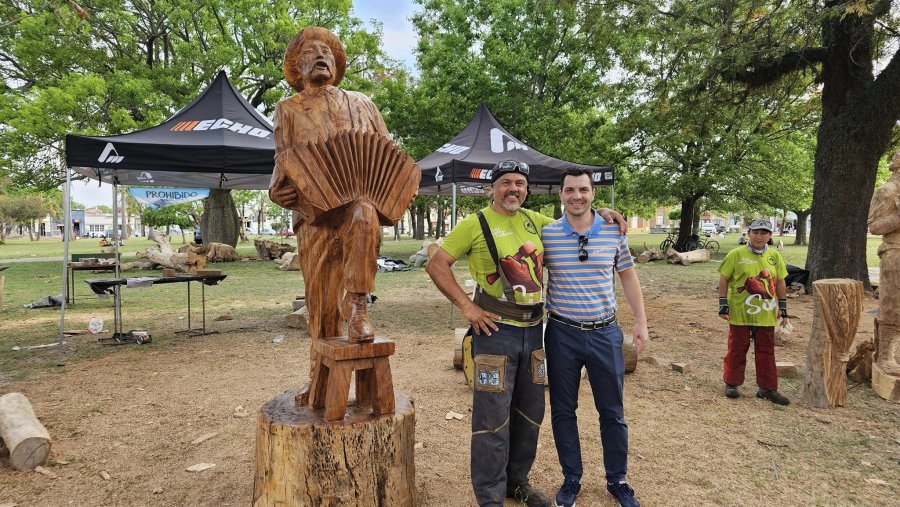 Claudio Kucharczuk y Mauro Gilabert junto a la escultura El músico.