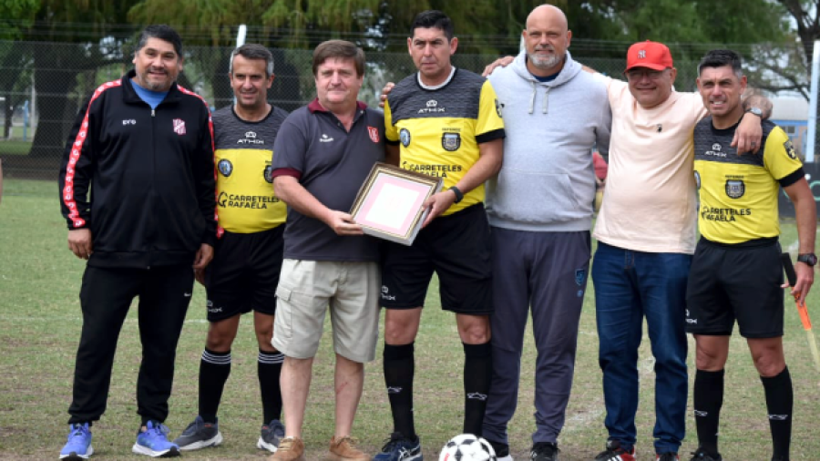 MERECIDO. Recibió una plataqueta de las autoridades liguistas.