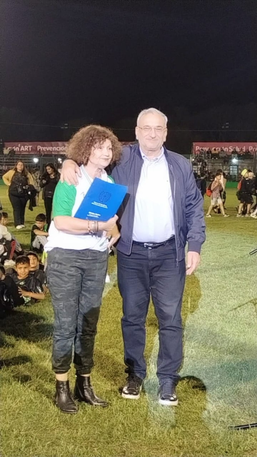 Liliana Gorgo y Alcides Calvo durante la entrega del aporte para la instituci&oacute;n albiverde.