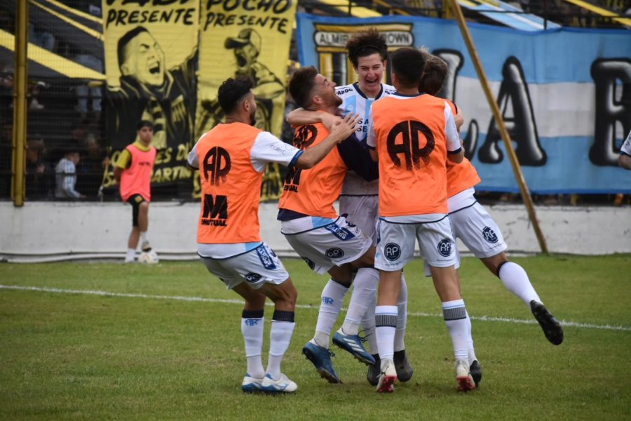 LA CREMA FESTEJO EN ISIDRO CASANOVA Y SUEÑA CON LA PERMANENCIA