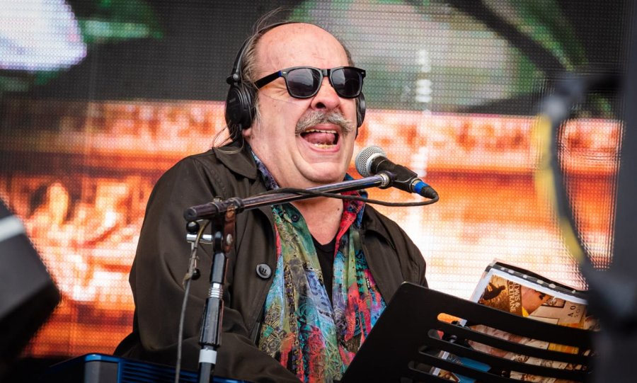 Litto Nebbia m&uacute;sico, cantante, compositor con m&aacute;s de medio siglo de permanente presencia en el espectro musical argentino.