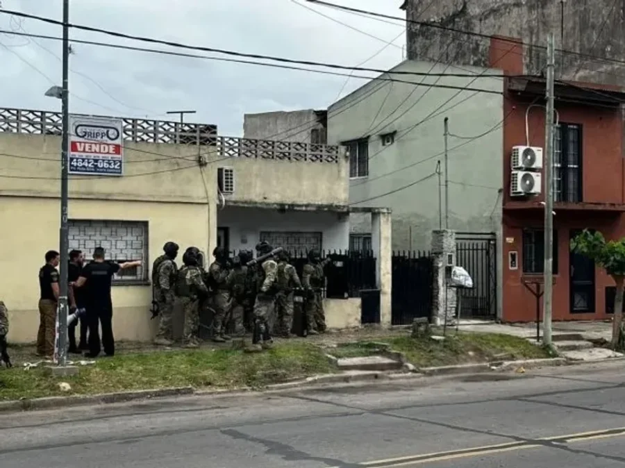 Los efectivos policiales establecieron un perímetro de seguridad en las inmediaciones del domicilio y evacuaron la zona.