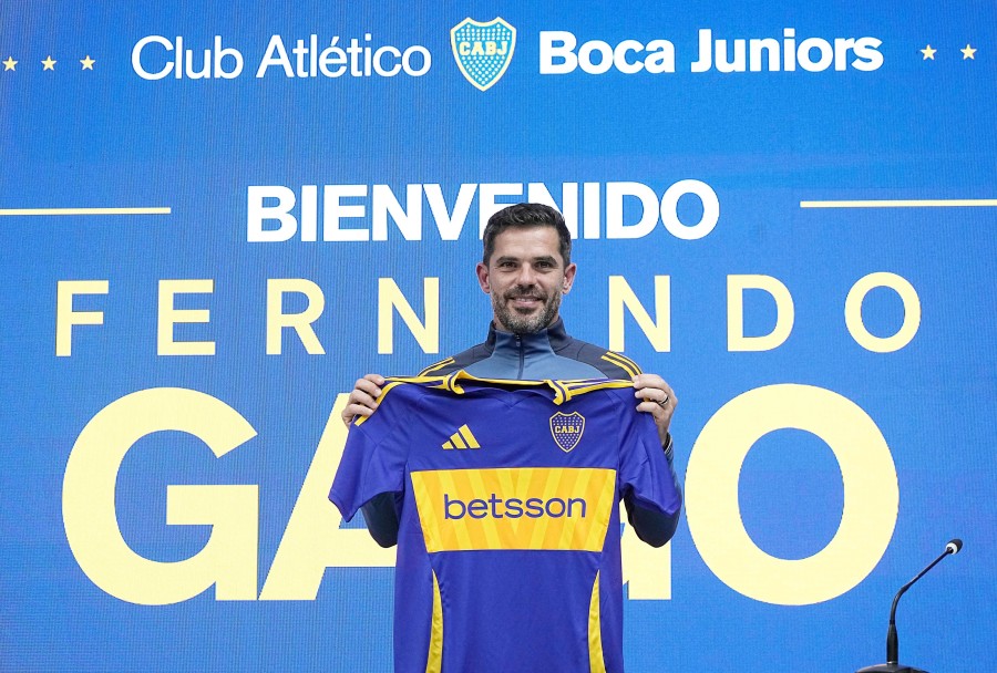 Fernando Gago con la camiseta de Boca, en su primer d&iacute;a como t&eacute;cnico del club.