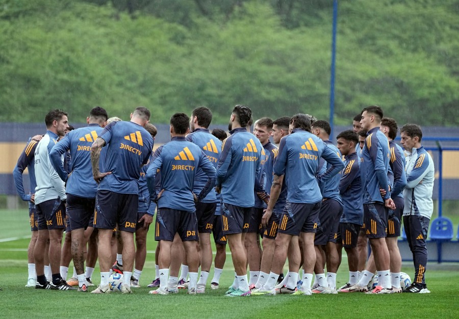 Fernando Gago en su primer d&iacute;a de trabajo, comenz&oacute; con una reuni&oacute;n con los jugadores. (<a href="mailto:X@BocaJrsOficial" target="_blank" rel="noopener">X@BocaJrsOficial</a>)