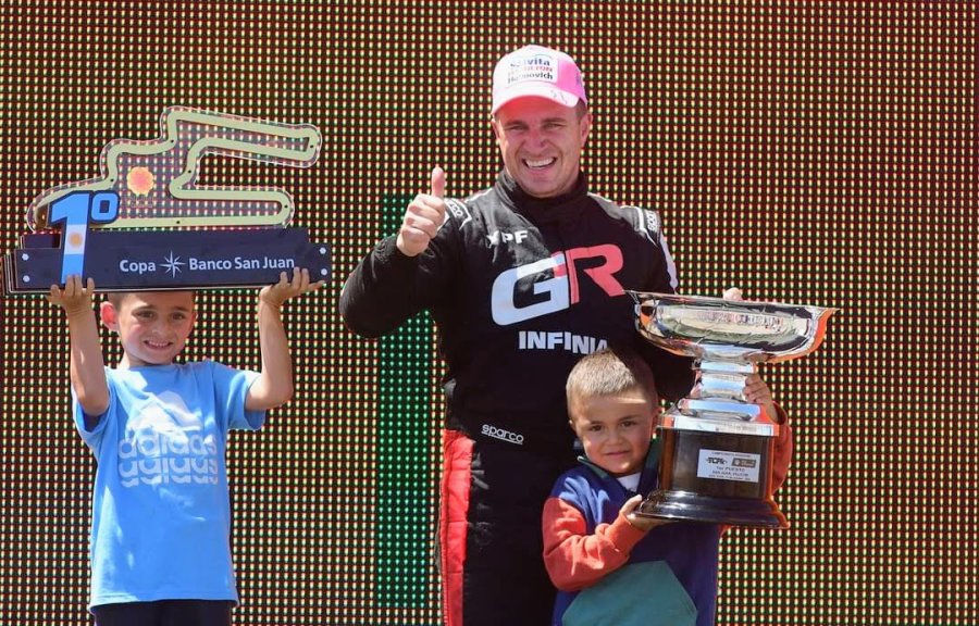 Mariano Werner con sus hijos Salvador y Rafael en el podio de la carrera de San Juan.