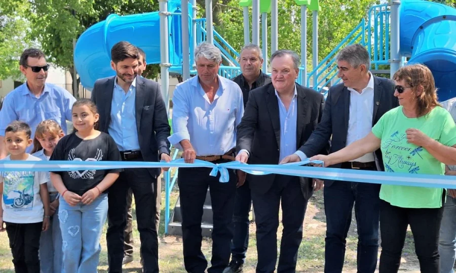 Las autoridades con el tradicional corte de cintas dejaron habilitadas las obras.