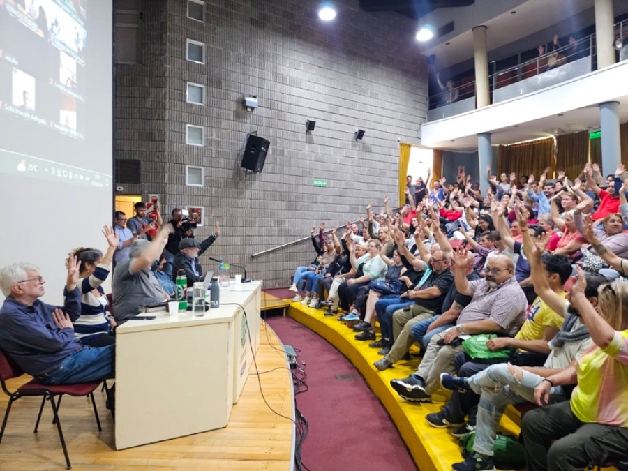 La reuni&oacute;n del Consejo Directivo de ATE donde se acept&oacute; la oferta salarial.