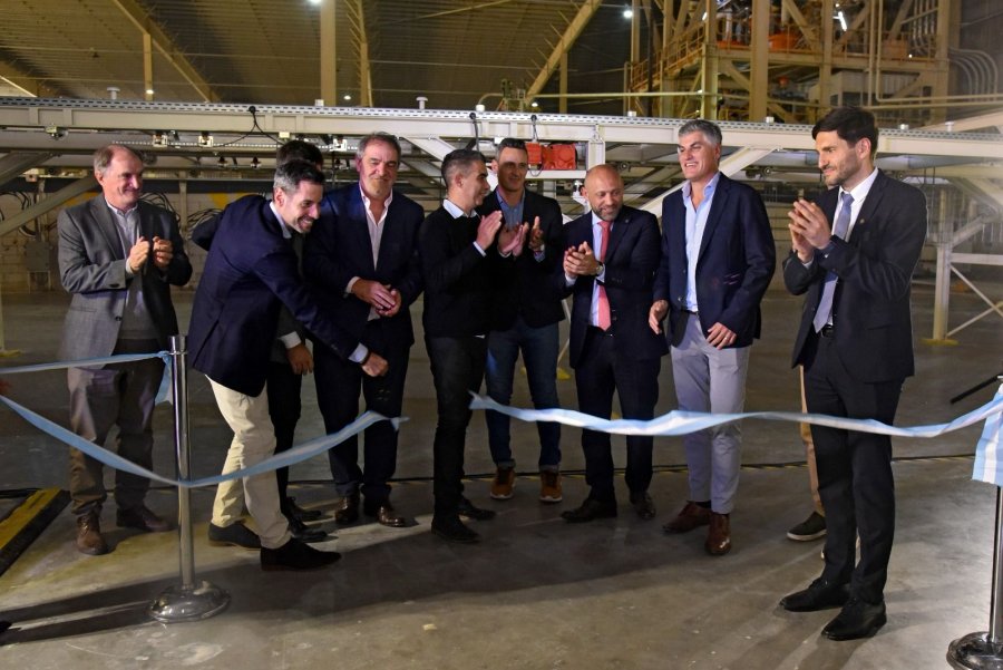 Las autoridades en el corte de cintas de la inauguraci&oacute;n de una planta para la innovadora fabricaci&oacute;n de paneles de hormig&oacute;n en Brimax.