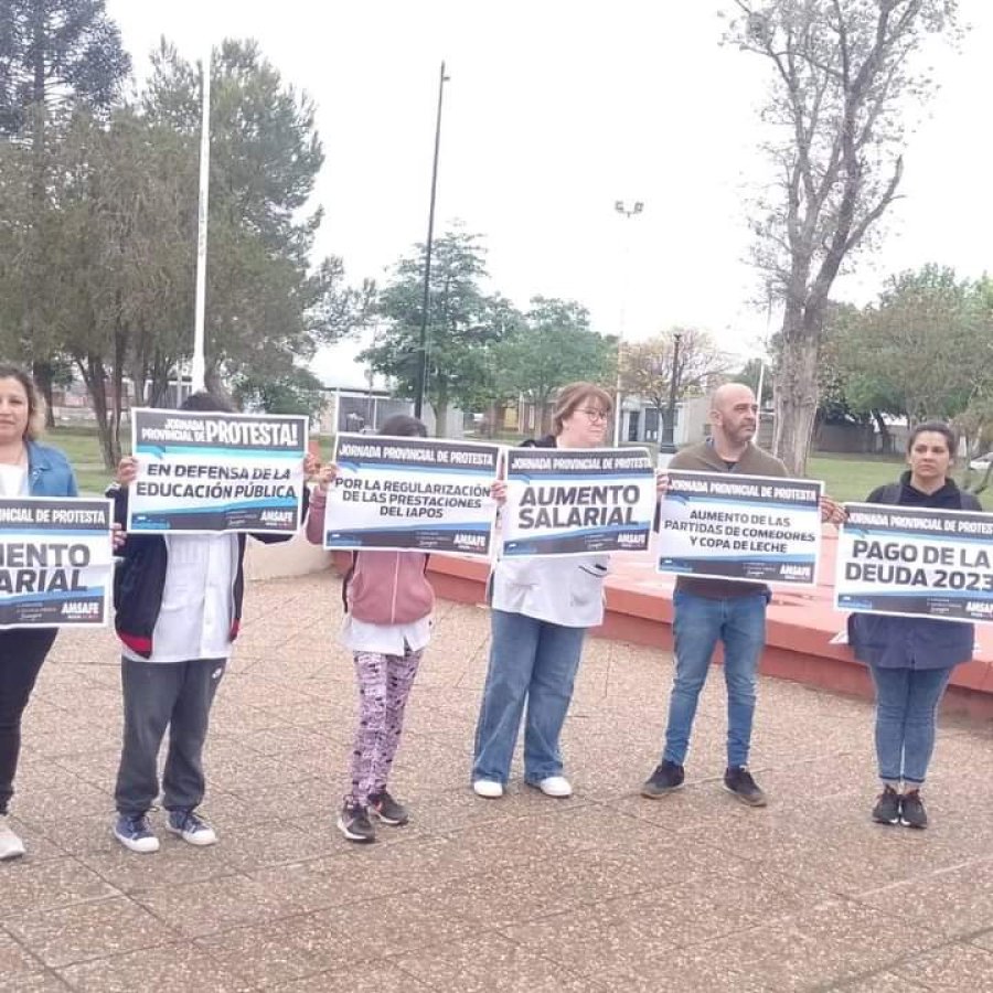MARTES DE PROTESTA. La comunidad educativa de la Escuela 1186 "Lisandro de la Torre" de Rafaela se sumó a la propuesta concientizando a la comunidad.