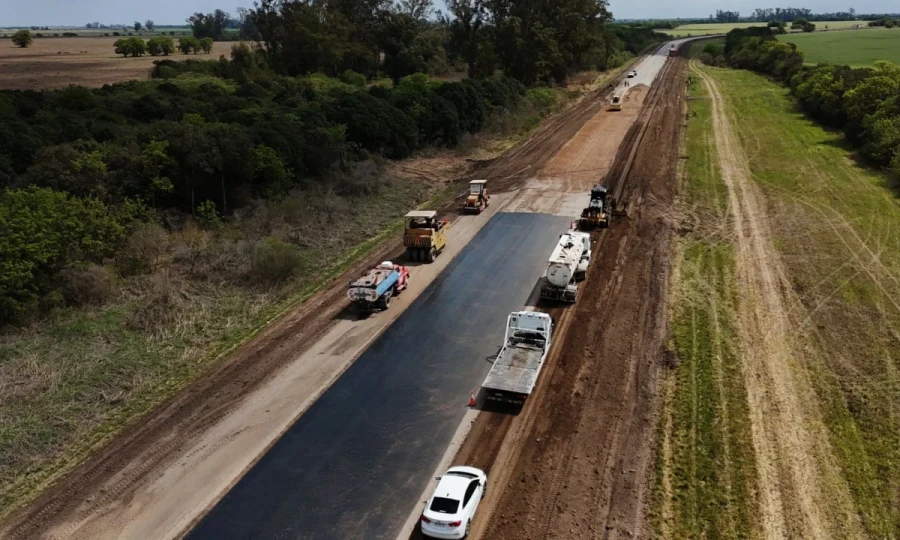 Vista del avance de la repavimentaci&oacute;n.