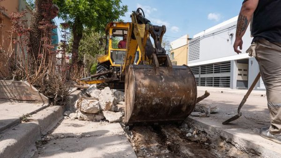 Cuadrillas de obreros municipales llevan adelante la obra.