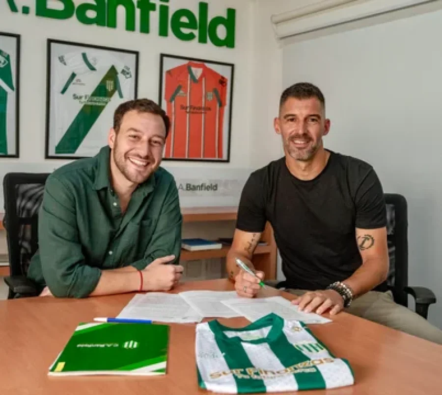 El presidente de Banfield, Matías Mariotto, junto a Mariano Andújar.