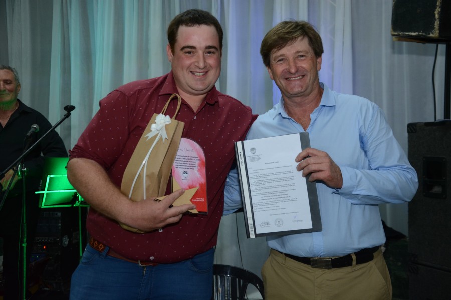 EMBAJADOR. Omar Visconti y Ricardo Garbagnoli en el instante de la entrega de la distinci&oacute;n.