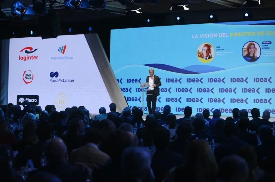 El ministro de Econom&iacute;a, Luis "Toto" Caputo, dijo presente en el d&iacute;a uno del Coloquio.