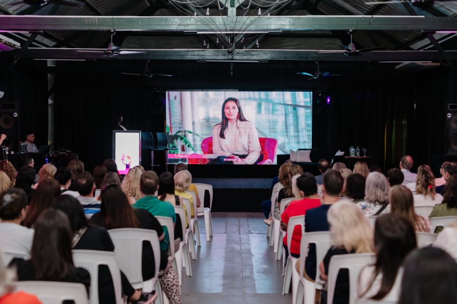 PÚBLICO Una sala colmada acompañó la exposición.