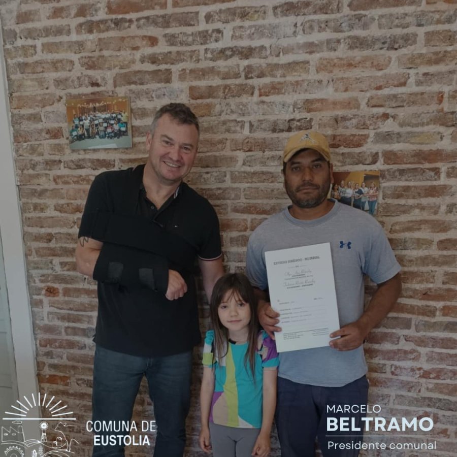 El titular de la Comuna entreg&oacute; la escritura a la familia beneficiada.