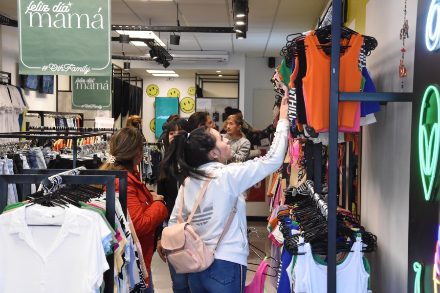 CELEBRACI&Oacute;N FAMILIAR. Los comerciantes de la ciudad esperan mejorar entre este viernes y s&aacute;bado las ventas por el D&iacute;a de la Madre.