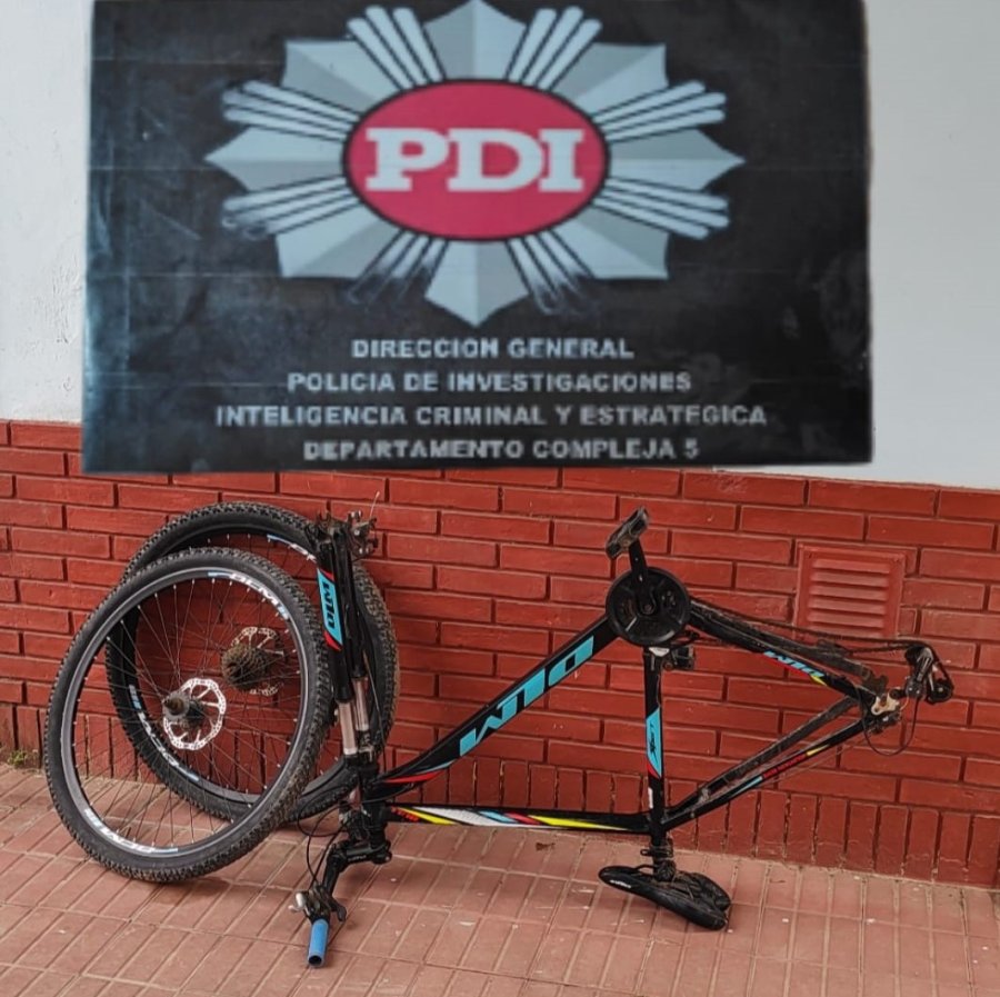 SECUESTRADA. La bicicleta marca DLM que transportaba el remis y descubierta por Complejas 5 de PDI.
