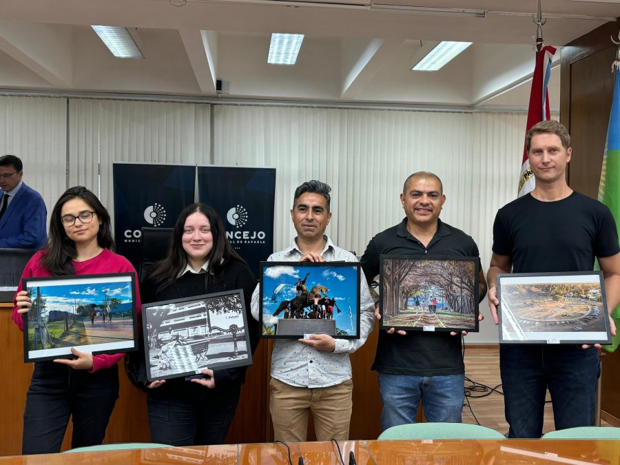 CONCURSO. Los cinco fot&oacute;grafos que fueron premiados en el Concejo Municipal.
