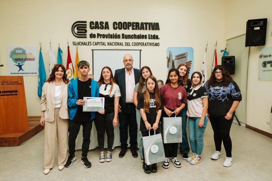 Alumnos distinguidos junto a representantes del Concejo Municipal.