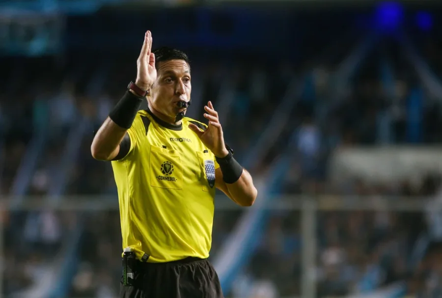 Jesús Valenzuela, árbitro venezolano que estará en Atlético Mineiro - River.