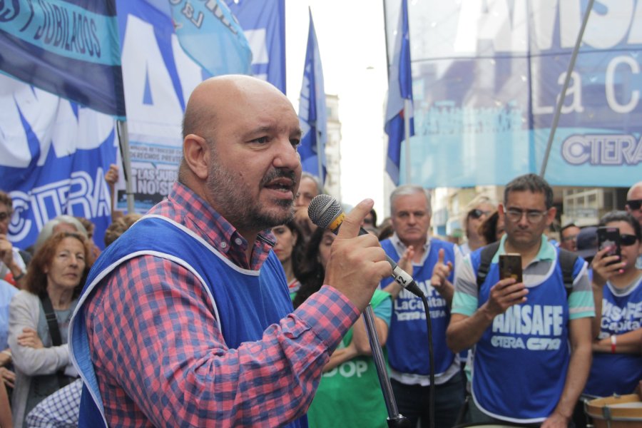 RODRIGO ALONSO. El secretario general de Amsafe encabez&oacute; una nueva concentraci&oacute;n de docentes en la capital provincial.