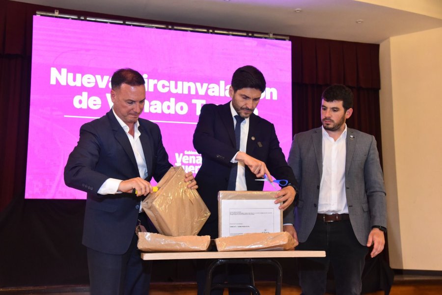 El ministro Enrico, el gobernador Pullaro y el intendente Chiarella durante la apertura de sobres en Venado Tuerto.
