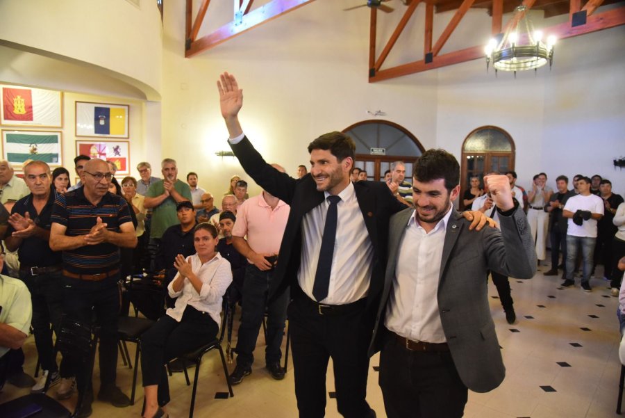 Pullaro y Chiarella al ingresar a la Asociaci&oacute;n Espa&ntilde;ola de Venado Tuerto. (FOTO SCS)