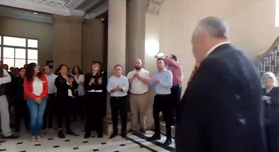 Los empleados judiciales ovacionan a Rafael Guti&eacute;rrez cuando atraviesa el espacio en el que se desarrollaba la asamblea.