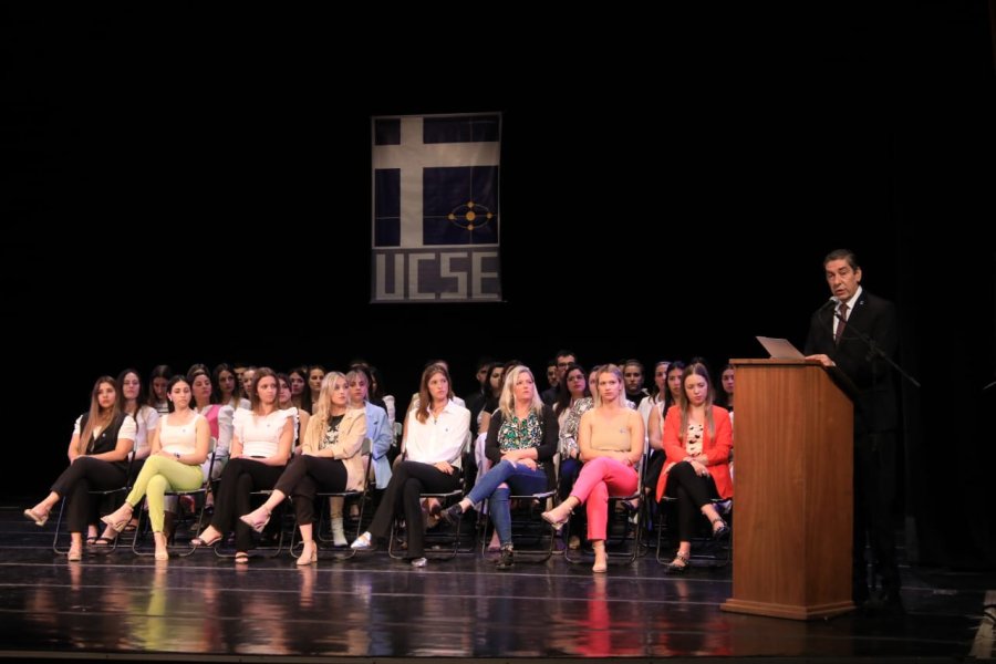 El Rector de la UCSE, Ing. Luis Lucena, al brindar su mensaje durante el acto en el Teatro Lasserre.